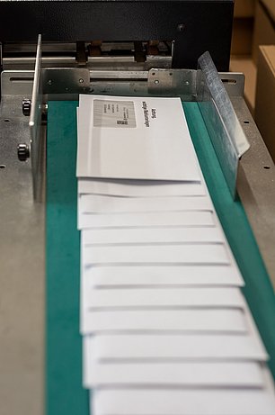 Wahlunterlagen in der Kuvertiermaschine
